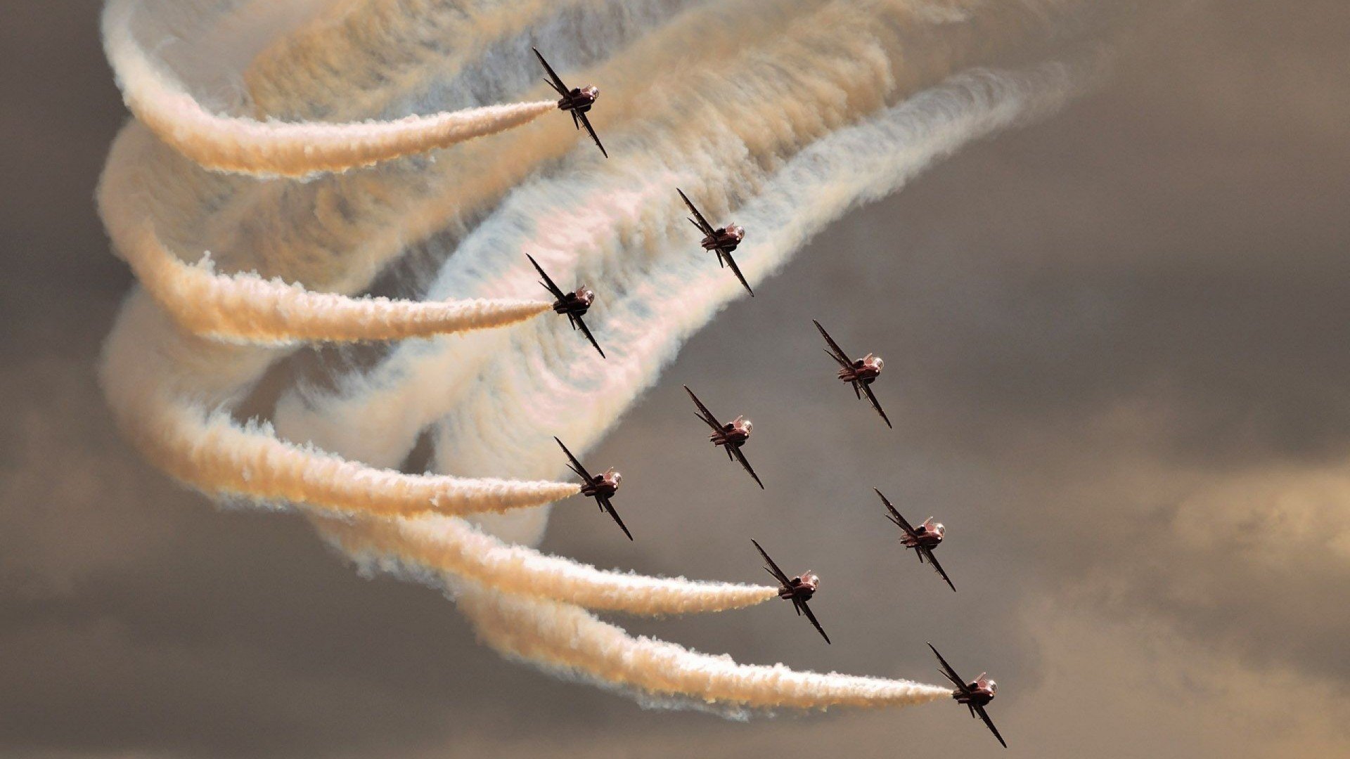 双线奇迹，哥伦比亚足球完胜之夜，同步上演戈麦斯F1街道赛极致接管